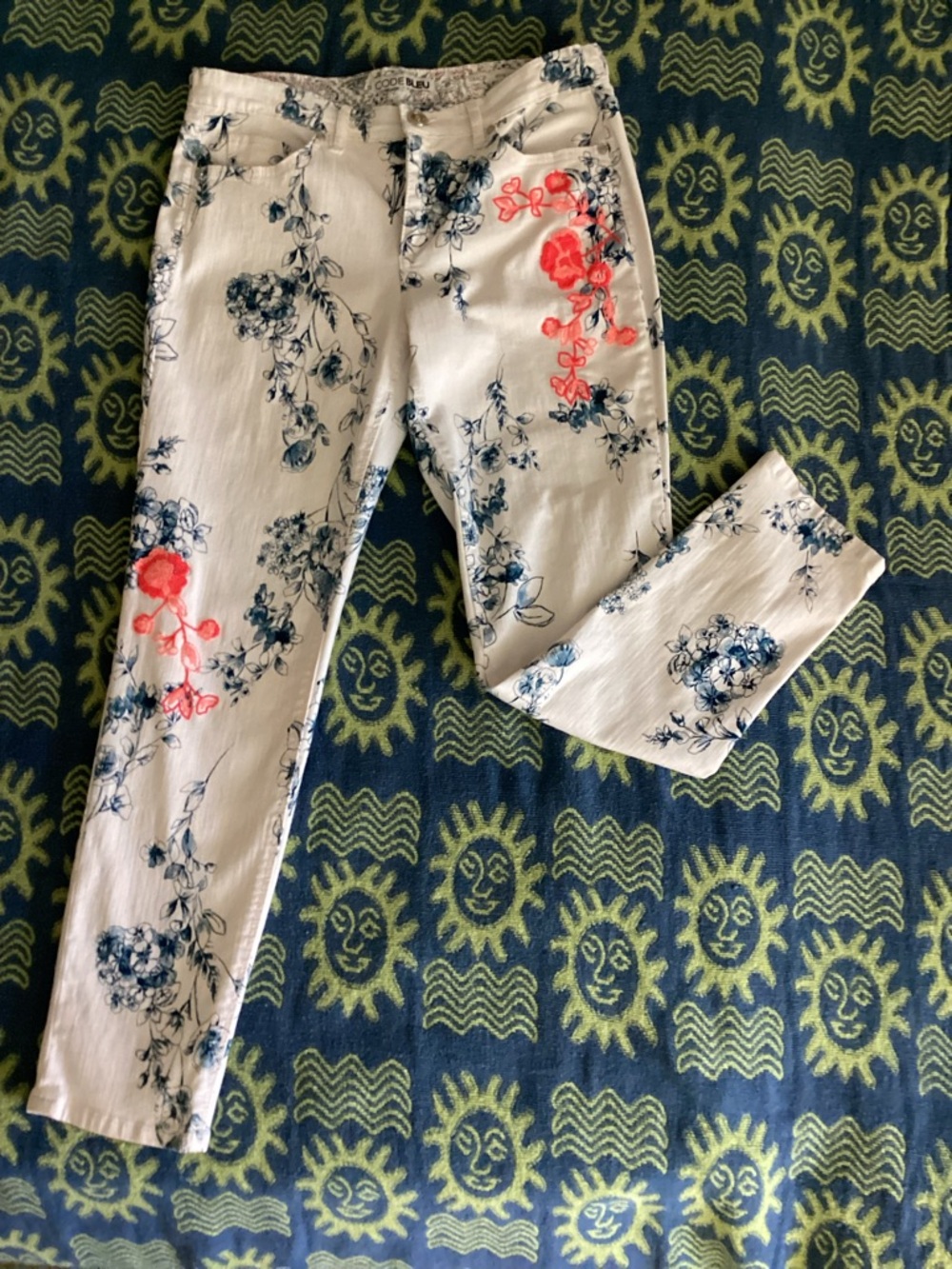 Code Bleu White Jeans with Blue and Coral Accents Sz 8